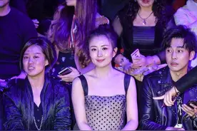 杨童舒罕见亮相，波点吊带裙配丸子头，一张大脸尽显甜美端正图片