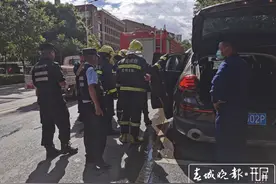 昆明一共享汽车门缝不停向外冒烟，路人闻到一股烧焦的味道图片