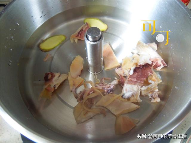 家里的墨鱼干不知道怎么吃？加上菌菇一起炖个汤，太鲜了