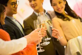 那一夜，我第一次喝醉了图片