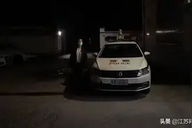 深更半夜，父母让孩子来派出所门前来认错图片