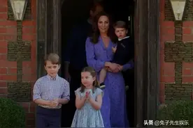 5岁夏洛特有责任心，抬头监督2岁弟弟鼓掌，直盯着凯特怀里路易图片