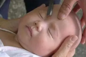 女儿刚满月就被奶奶剃光眉毛，半年后父母以泪洗面，迷信害人图片