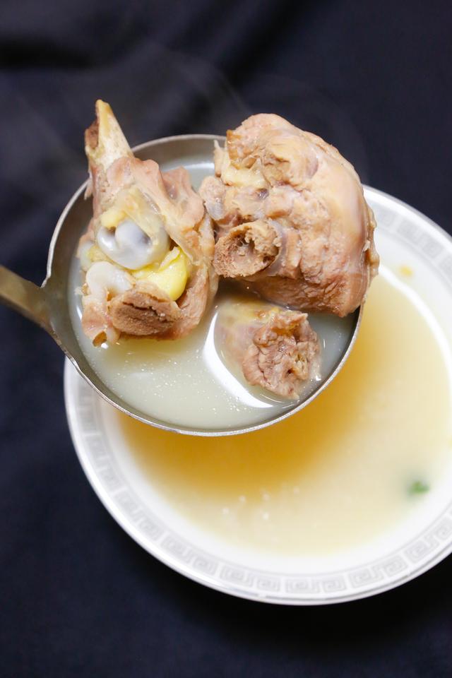 红酒和花胶一起炖煮吗 红酒和花胶一起炖煮吗会中毒吗