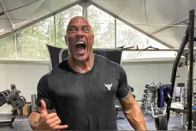 巨石强森健身房新照，大腿肌肉抢镜，网友：我头都没有他腿宽图片