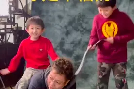 央视主持王为念罕晒近况，61岁跪地上给孙子当马骑，遭网友催婚图片