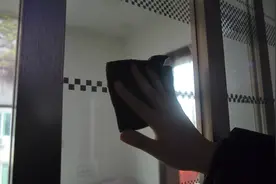 厨房玻璃上油乎乎的难清洗？家政阿姨教你一招，省时干净又不留灰图片