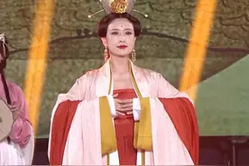 央视5美主持人罕见同台！张蕾穿汉服似女王，打扮惊艳似选美现场图片