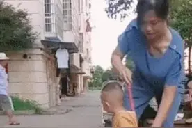 为防孙子乱跑，奶奶用“神奇”方式将娃拴住，妈妈看到后笑的肚疼图片