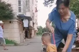 为防孙子乱跑，奶奶用“神奇”方式将娃拴住，妈妈看到后笑的肚疼图片