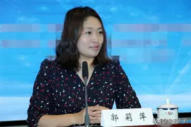 象棋历史第一美女，两次全国冠军，两次世界冠军，中央电视台讲棋图片
