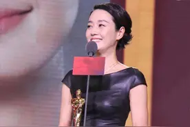 马伊琍罕见秀身材，紧身皮裙穿得都是褶，但曲线真给中年演员长脸图片