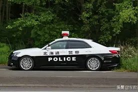 日本警察这么落后，“守株待兔”抓违法车辆图片