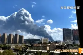 火灾扑救持续至深夜！经开区物流园不少商户损失惨重，调查工作正在进行图片