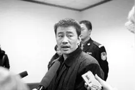 15岁在北京捡废品，30岁坐拥千万财富，靠假证娶3位老婆生6子图片