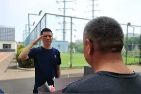 消防员给父亲的特殊礼物“以前您是我的依靠，现在换我当那个肩膀”图片