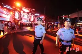 三个外地女生下了高铁直奔欢乐谷玩夜场，“民警在身边很安全”图片