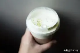 “没见过世面的人，喝奶茶都直接插吸管”：你自以为见过世面的样子，真的很丑图片