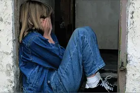 俩孩子，一个经常哭一个忍着不哭，长大后他们有哪些差别？图片