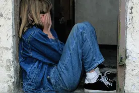 俩孩子，一个经常哭一个忍着不哭，长大后他们有哪些差别？图片
