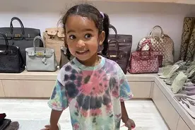 金卡戴珊女儿偷妈妈的包，被卡戴珊逮个正着，芝加哥的表情太爱了图片