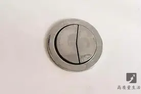 马桶上一大一小的按钮，告诉你正确用法，原来这些年都按错了图片