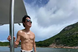 黄百鸣的75岁可真不一般，露着腹肌敢下海，还能做瑜伽锻炼身材图片