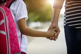 瞒着老公，每天假装送女儿上学，5年来孩子却没上过一天学！妈妈理由太荒唐了图片