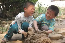 农村人进城工作，不要把孩子留老家，这4点足以影响孩子的一生图片