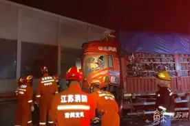 车辆追尾母子被困 儿子大喊：先救我妈图片