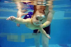 为什么宝宝小时候会游泳，长大却不会了？2个原因家长要知道图片