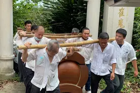 赌王棺木安葬完毕：墓碑被白布遮盖，墓坟周围安装奢华护栏图片