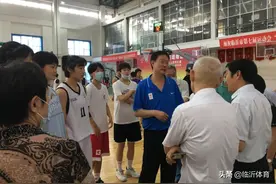 直通七运会丨秉公执法默默奉献  全心全意护航比赛——记优秀的篮球赛裁判团队图片