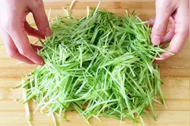 想吃腌萝卜不用等，教你快速腌萝卜丝咸菜，香辣可口，好吃又下饭视频封面