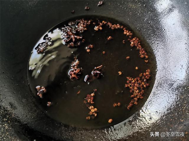 教你自己在家做香辣小鱼干，麻辣过瘾，一口一个，好吃到停不下来