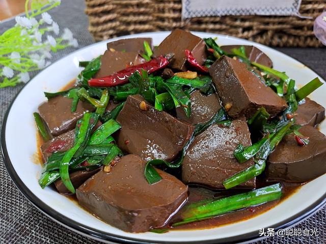 惊蛰时节，多吃这道“清肠”菜，含铁量高，春季常吃气色好