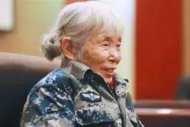 八旬老人到银行转账300万，工作人员急忙报警，揭开二人真实身份图片