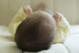 “睡头型”和“不睡头型”的宝宝，长大后有何区别？对比很明显图片