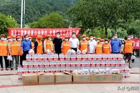 湖北工建郧西分公司向环卫工人送“清凉”图片