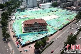 保护古建筑，山东济南一栋2600吨百年建筑完成76米整体平移图片