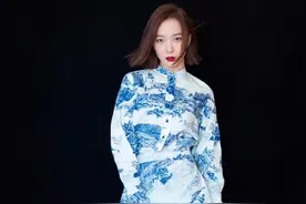 短裙下美腿笔直纤长，中国风装扮的王珞丹，原来身材这么好图片