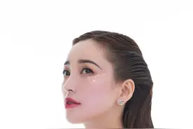 金莎穿渐变长裙挑战人鱼造型 湿发尽显性感图片