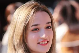 三里屯街拍，甜美有气质的白衣小姐姐，这可是可遇不可求的美图片