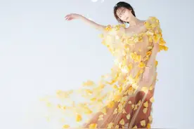 《如懿传》中她是魏嬿婉，今穿露肩黄色花朵仙女裙，美得不像话图片