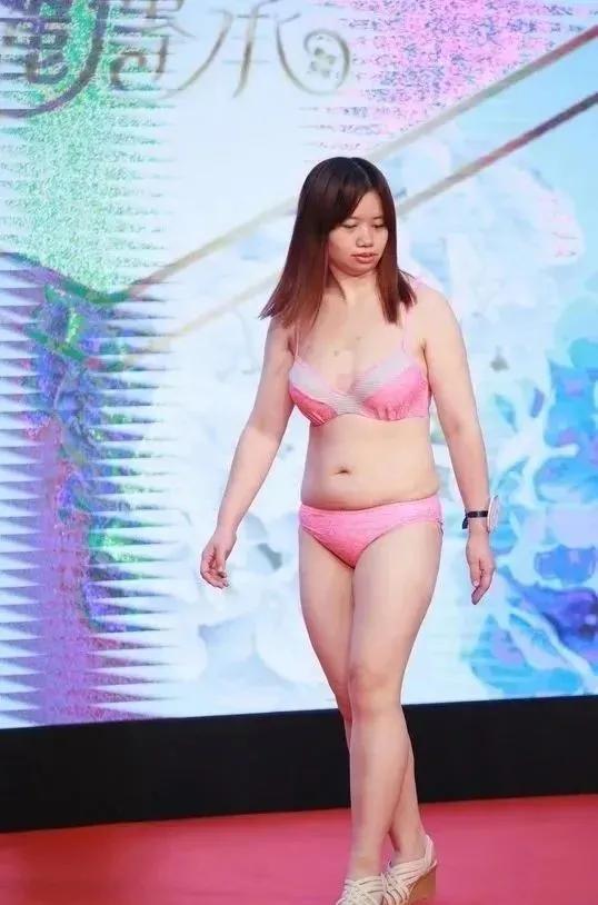 大学游泳课鸡皮肤