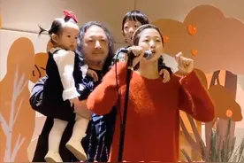 53岁三宝为女儿办生日宴，小25岁娇妻负责主持，老少恋曾备受争议图片