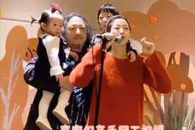 53岁三宝为女儿办生日宴，小25岁娇妻负责主持，老少恋曾备受争议图片