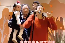 53岁三宝为女儿办生日宴，小25岁娇妻负责主持，老少恋曾备受争议图片