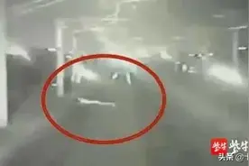 奇葩！为寻刺激，男子4次深夜裸体卧轨“吓”火车图片