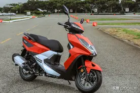 三阳小排量踏板摩托，火凤凰FNX150详解，单缸风冷配ABS图片